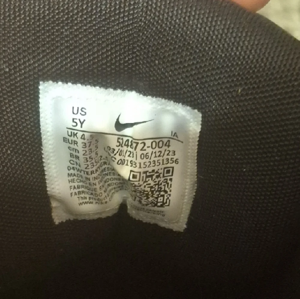 Nike Black High-Top Sneakers with Durable Design - Picture 3 of 3